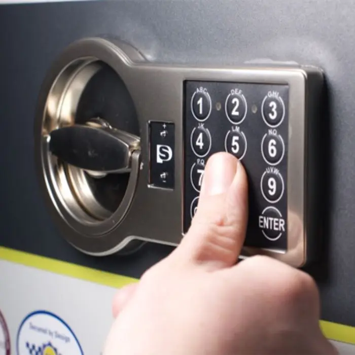 Đổi mã két sắt điện tử dễ dàng với nút reset hoặc phím chức năng.