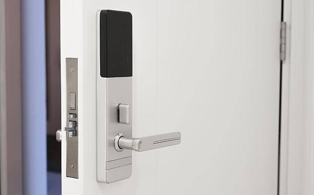 cách xử lý khóa cửa điện tử hết pin