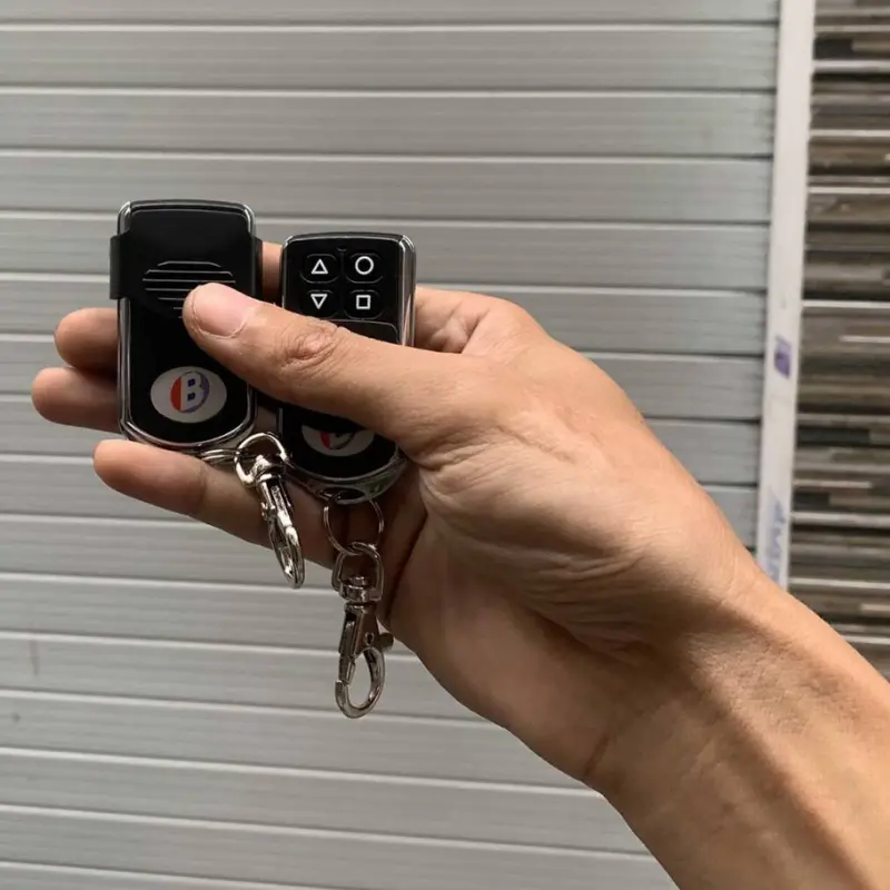 Khóa cửa cuốn thẻ từ giúp kiểm soát ra vào tiện lợi và bảo mật cao