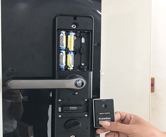 Lưu ý khi thay pin khóa vân tay