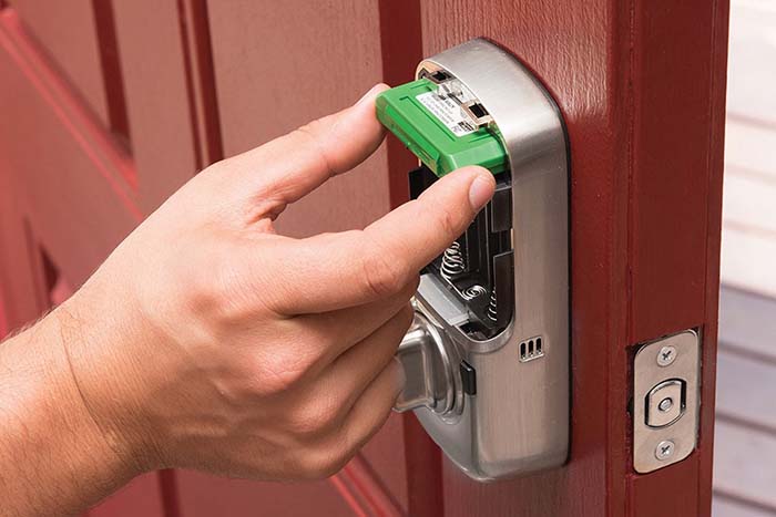 Mở nắp khay pin khóa vân tay