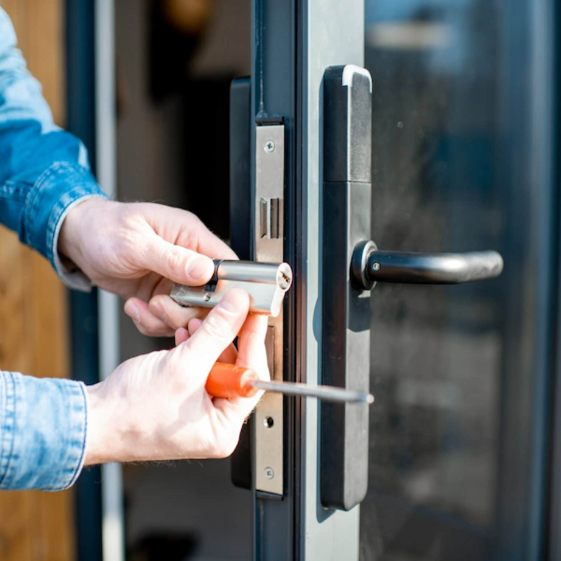 Kiểm tra và thay pin đúng cách giúp khóa hoạt động ổn định hơn