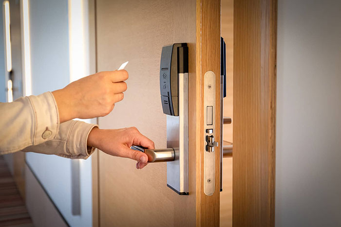 Cách mở khóa bằng thẻ từ