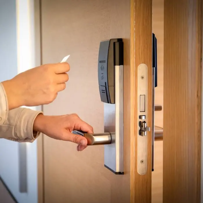 Lắp khóa thẻ từ mortise cho cửa gỗ dày từ 3.8 cm trở lên