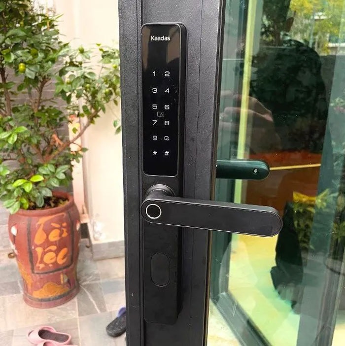 Khóa cửa vân tay lắp ngoài trời