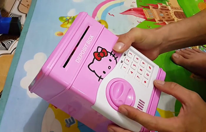 Sử dụng két sắt đồ chơi Hello Kitty