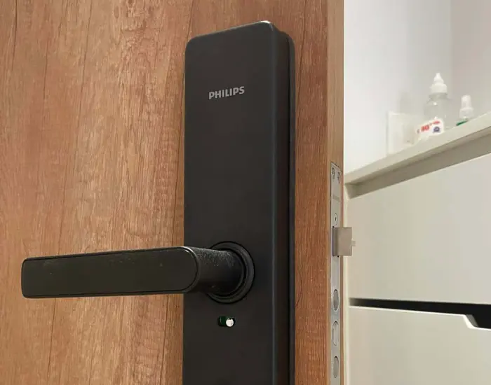 Khóa cửa gỗ cao cấp đồng bộ vân gỗ, bảo mật và thẩm mỹ vượt trội
