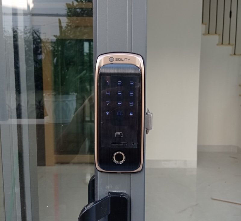 Khóa cửa kính cường lực Solity