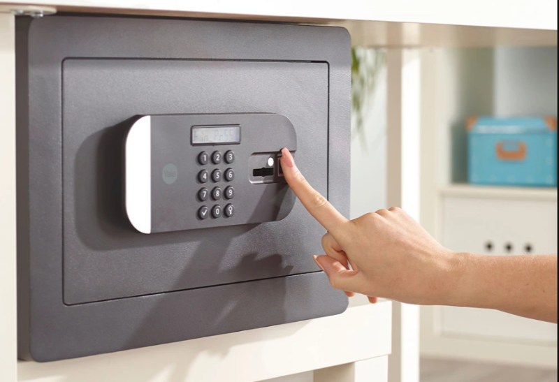 két sắt điện tử không nhận vân tay