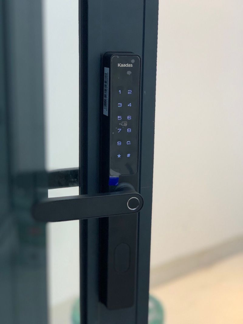 img khoa cua cao cap cua duc 1