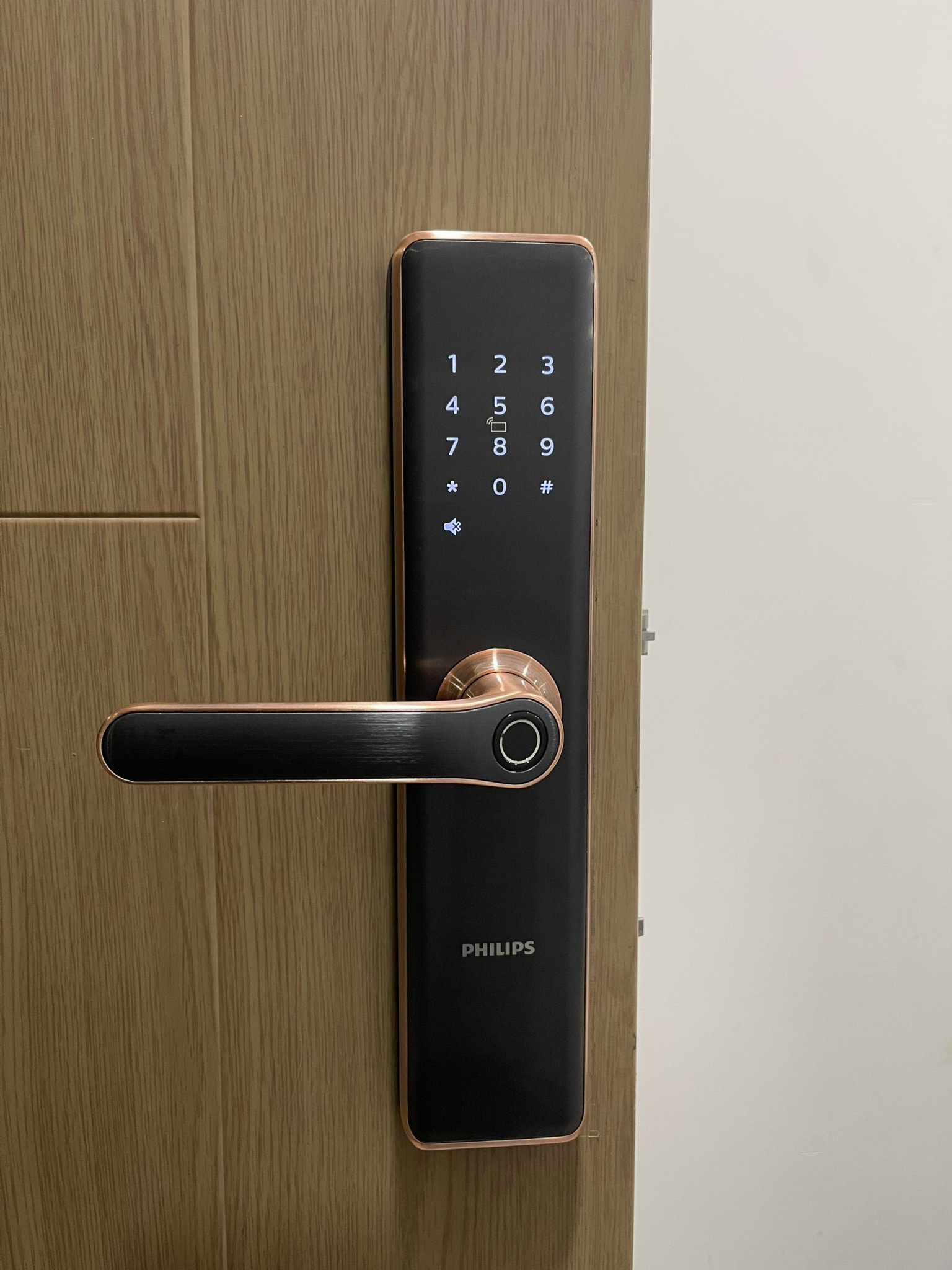 Philips 7300 – Thiết kế tinh tế