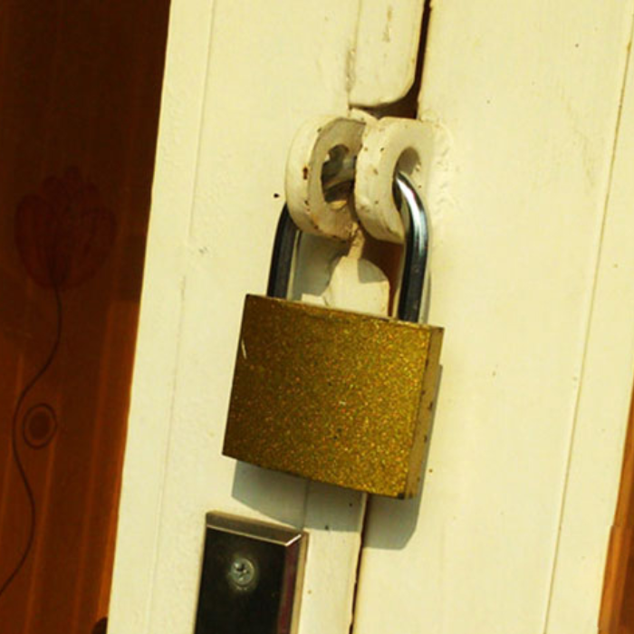 Cách thay khóa cửa cũ hỏng 1