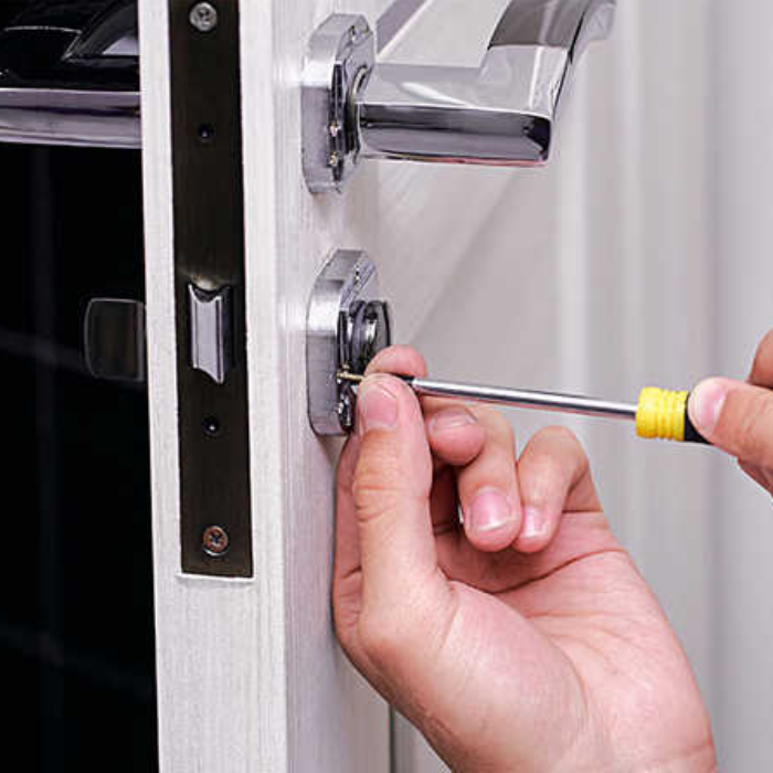 Cách thay khóa cửa cũ hỏng 4