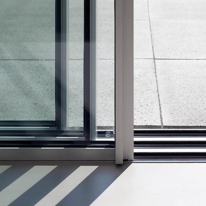 Cách xử lý khi khóa cửa lùa bị rỉ sét 3