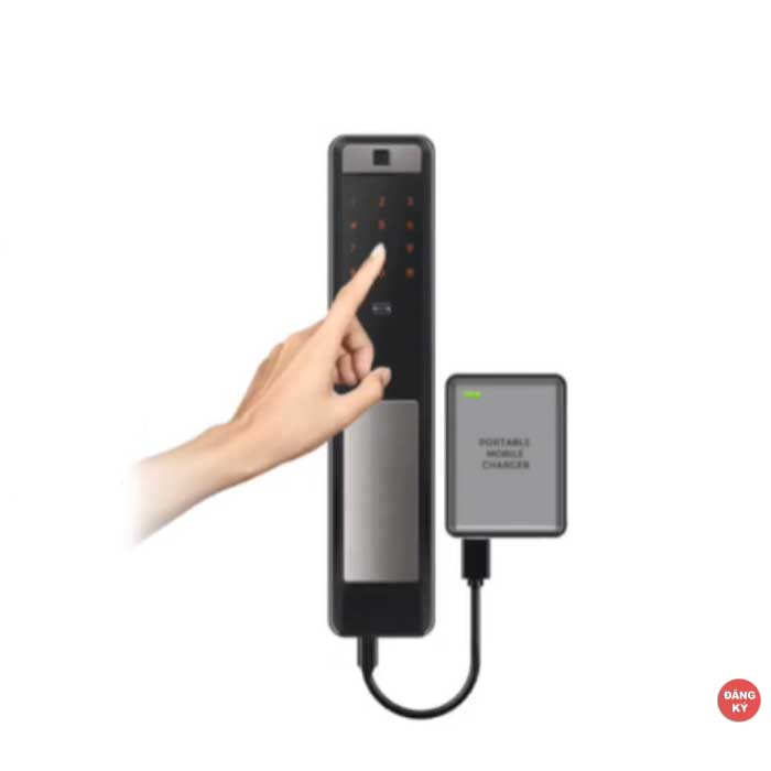 Cách mở khóa điện tử khi hết pin đột ngột – Sử dụng cổng sạc dự phòng USB