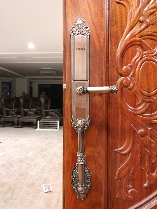 Khóa vân tay Kaadas 6001 phong cách tân cổ điển lắp đặt tại biệt thự