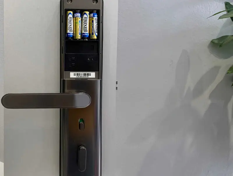 Nhược điểm khóa từ khách sạn chi phí cao phụ thuộc pin và thẻ dễ mất