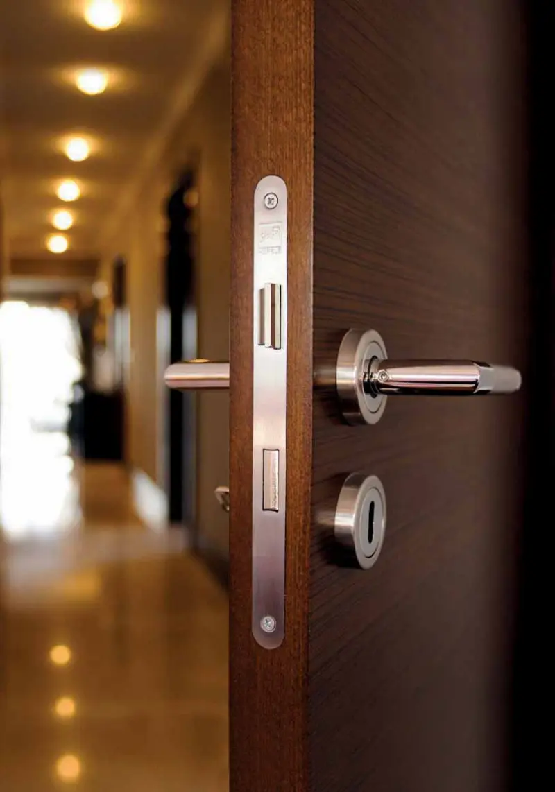 Khóa cơ truyền thống giá rẻ nhưng bảo mật thấp và khó quản lý phòng