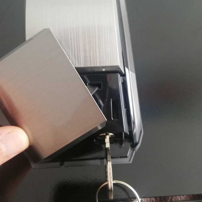 Khóa cửa vân tay hết pin dùng chia cơ để mở