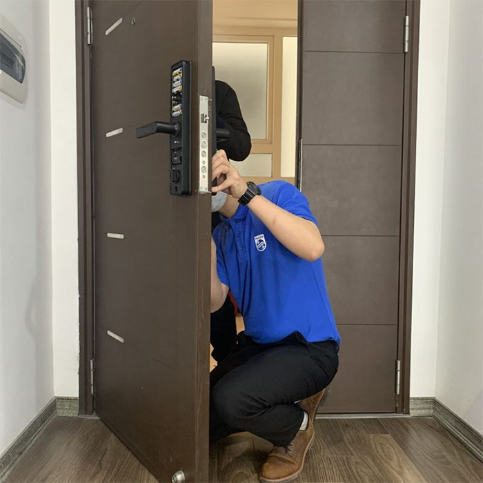 Lắp pin và tiến hành cài đặt khóa cửa