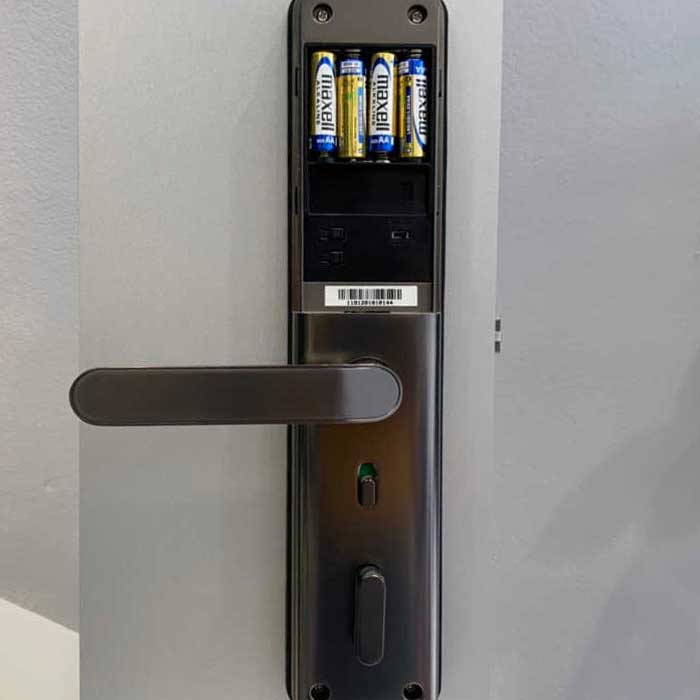 Đảm bảo khóa cửa còn pin trước khi đổi mật khẩu