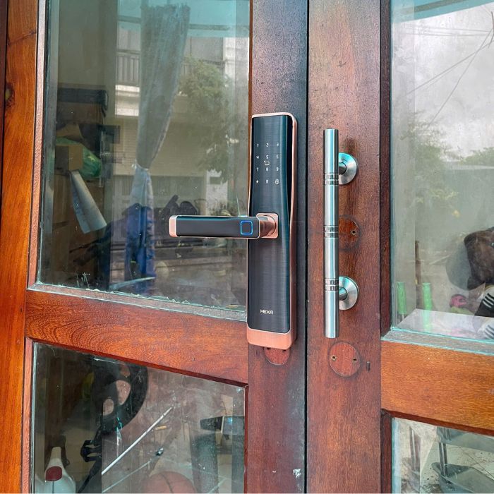 cách lắp khoá vân tay cửa kính 6