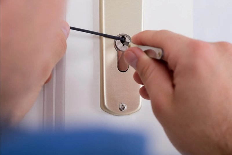 Mở khóa bằng thiết bị chuyên dụng với các ổ khóa chắc chắn