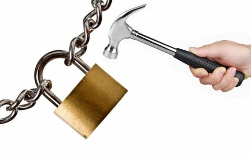 Chỉ nên dùng búa phá khóa trong trường hợp khẩn cấp không thể gọi thợ