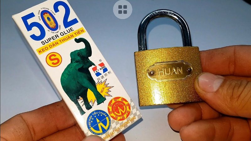 Dùng keo 502 để mở ổ khóa càng, khóa bấm