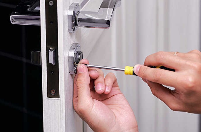 khóa cửa tay gạt bị kẹt 1