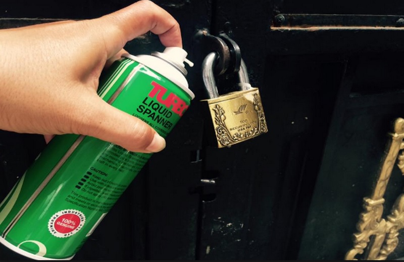 Cách xử lý khi khóa cửa sắt bị rỉ sét 2