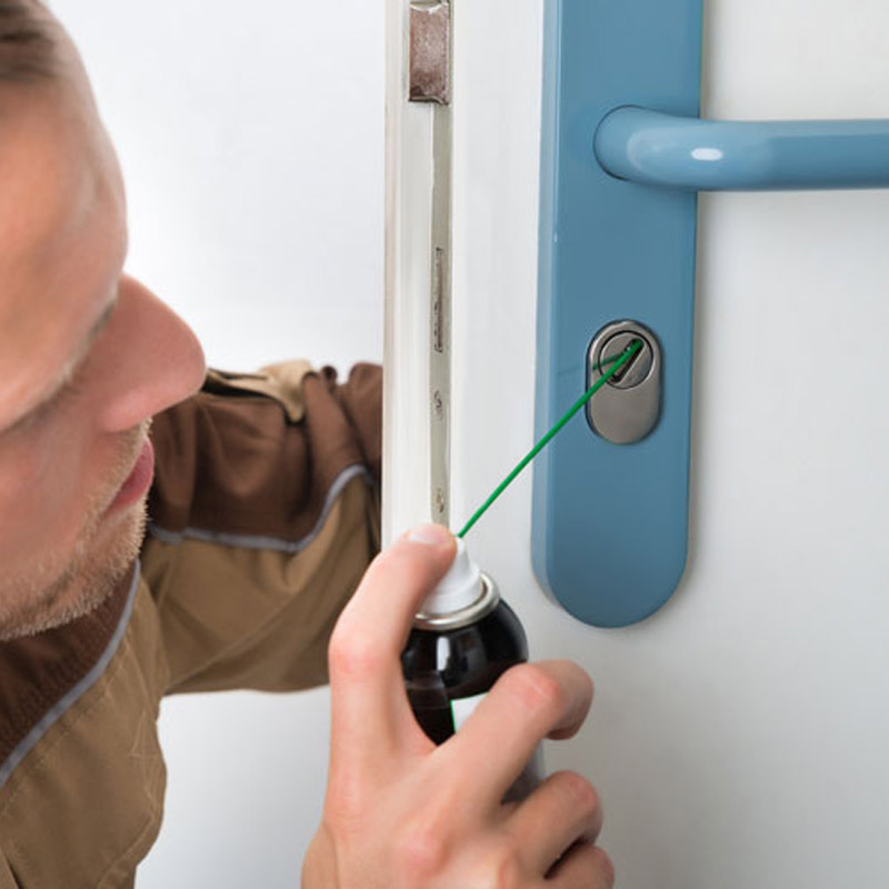 Cách xử lý khi khóa cửa sắt bị rỉ sét 3