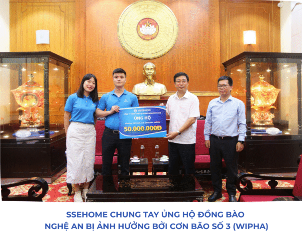 Ông Cao Xuân Thạo tiếp nhận ủng hộ từ Công ty TNHH Thiết bị thông minh SSEHome số tiền 50 triệu đồng